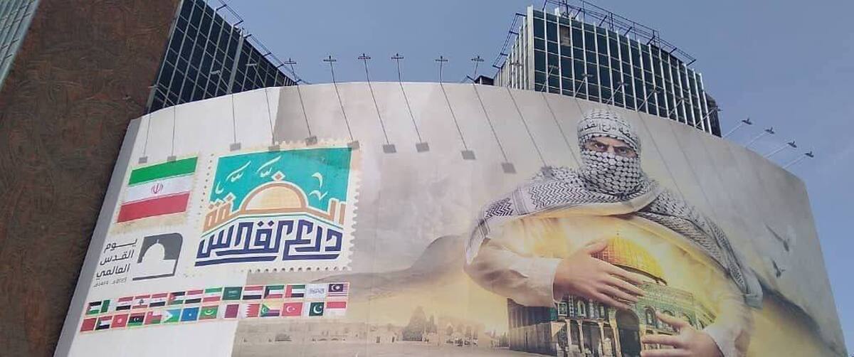 پرچم طالبان روی دیوارنگاره میدان ولیعصر/ سازمان اوج: اشتباه شده بود؛ اصلاحش کردیم