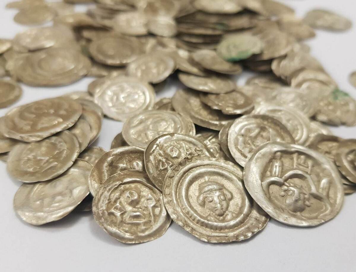 کشف گنجینه‌ای از سکه‌های عجیب در لهستان (عکس)