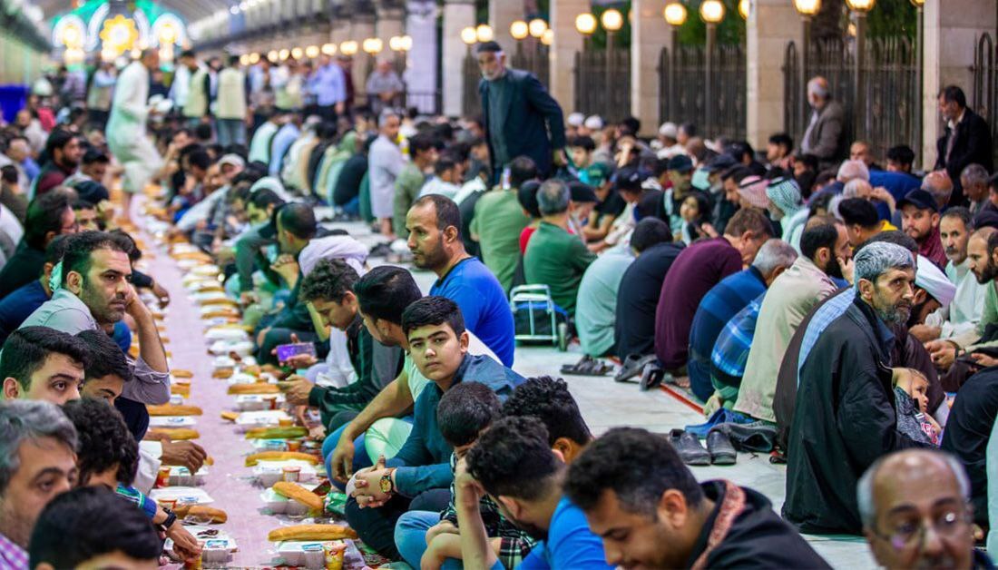 سفره زیبا و منظم افطاری در بین الحرمین (عکس)