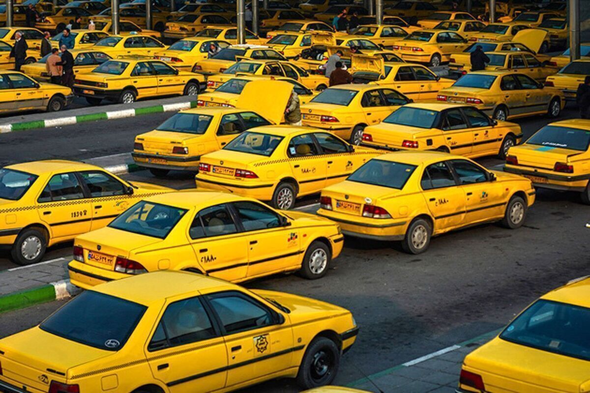 رشد ۴۵ درصدی کرایه تاکسی در سال ۱۴۰۲/ تلاش برای چاپ به موقع برچسب نرخ‌های جدید