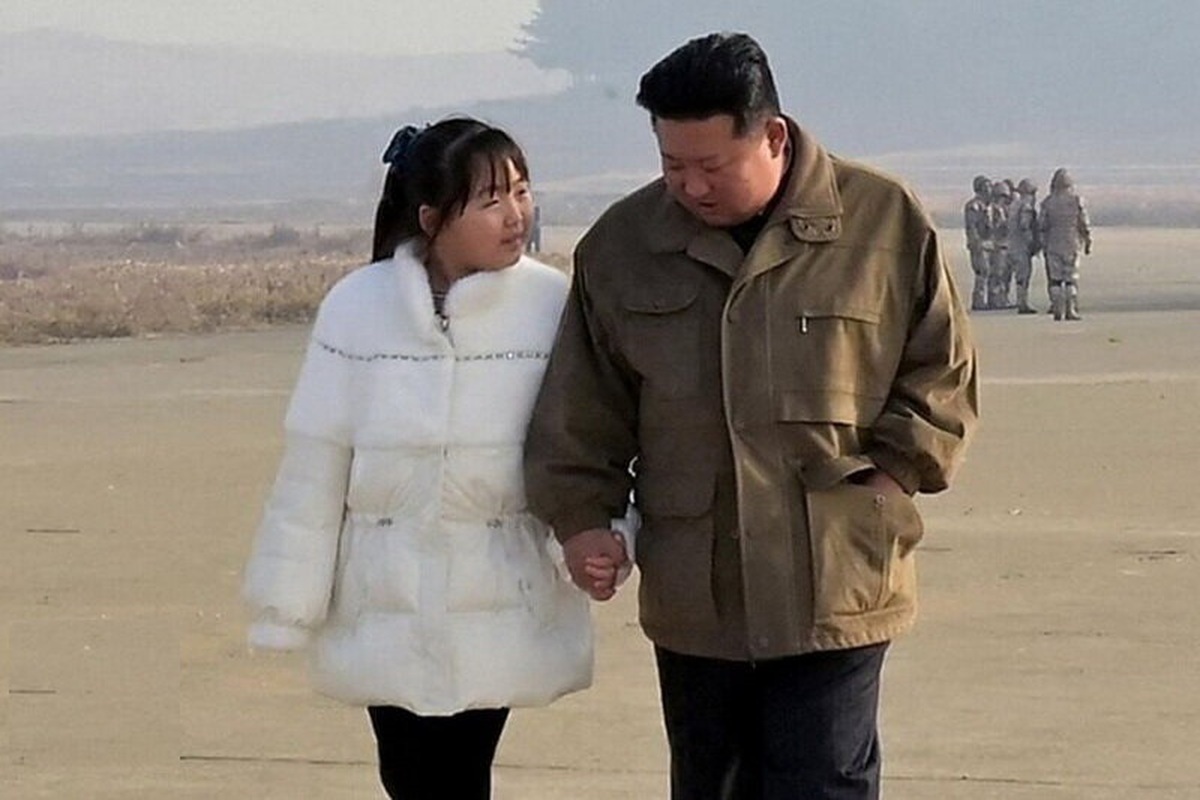 آزمایش موشک بالستیک کره شمالی با حضور کیم و دخترش (عکس)