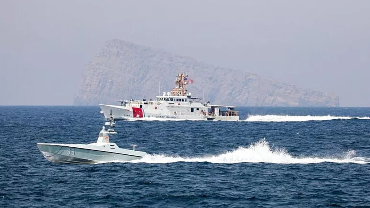 نیروی دریایی آمریکا: عبور یک قایق بدون سرنشین برای اولین بار از تنگه هرمز / برخوردی با طرف ایرانی روی نداد