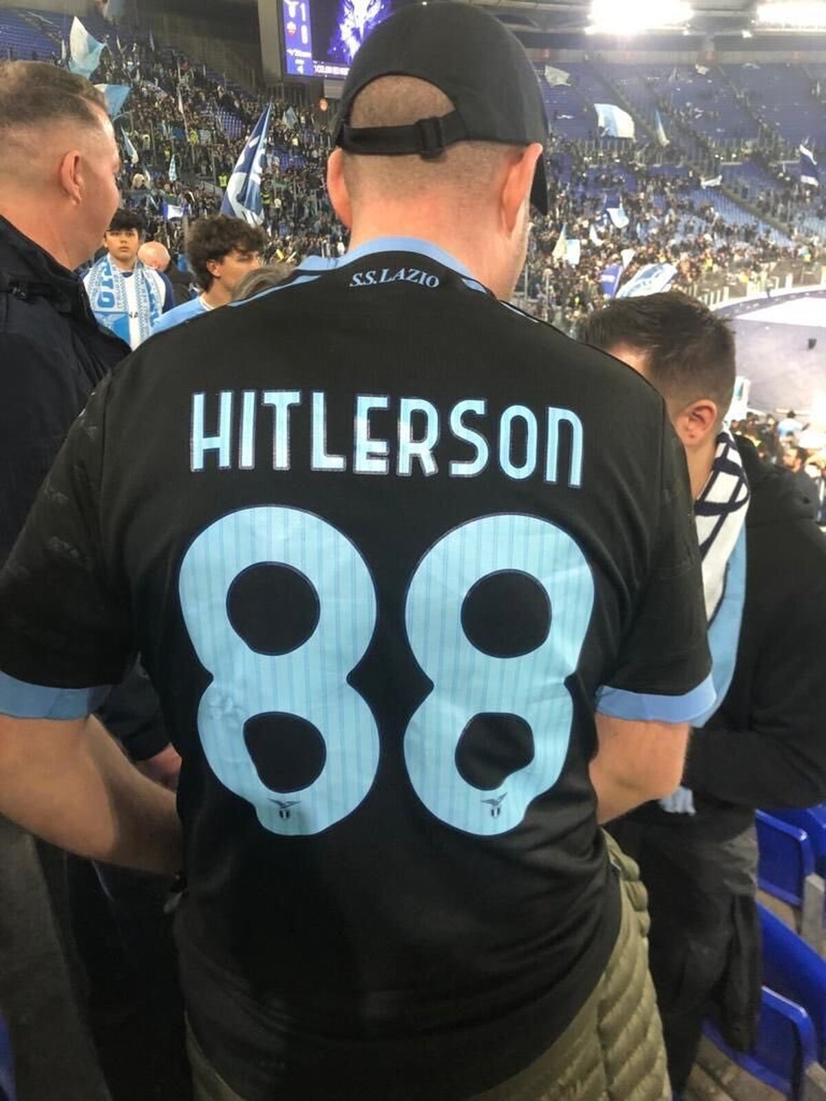 اقدام عجیب هوادار فوتبال با پوشیدن لباس هیتلر! / تاوان سنگین برای رفتار جنجالی در دربی (+عکس)