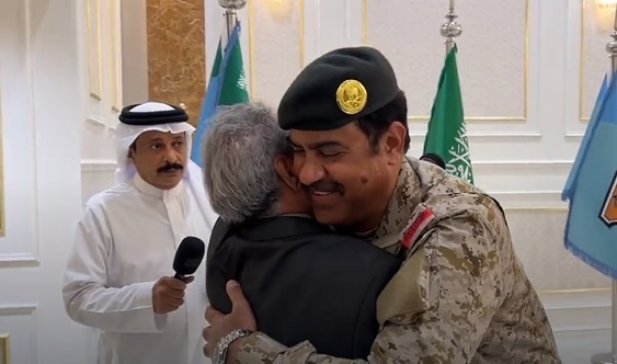 انتقال 65 ایرانی از سودان به وسیله عربستان / تشکر دیپلمات ایرانی از فرماندهان ارتش سعودی (+فیلم) انتقال 65 ایرانی از سودان به وسیله عربستان / تشکر دیپلمات ایرانی از فرماندهان ارتش سعودی (+فیلم)