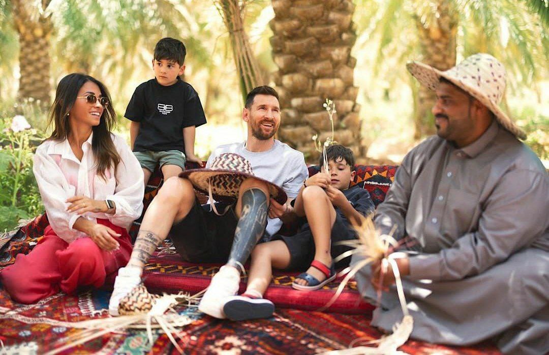 سفر مسی به عربستان سعودی / گشت و گذار با خانواده (+عکس) / 2 هفته جریمه شد