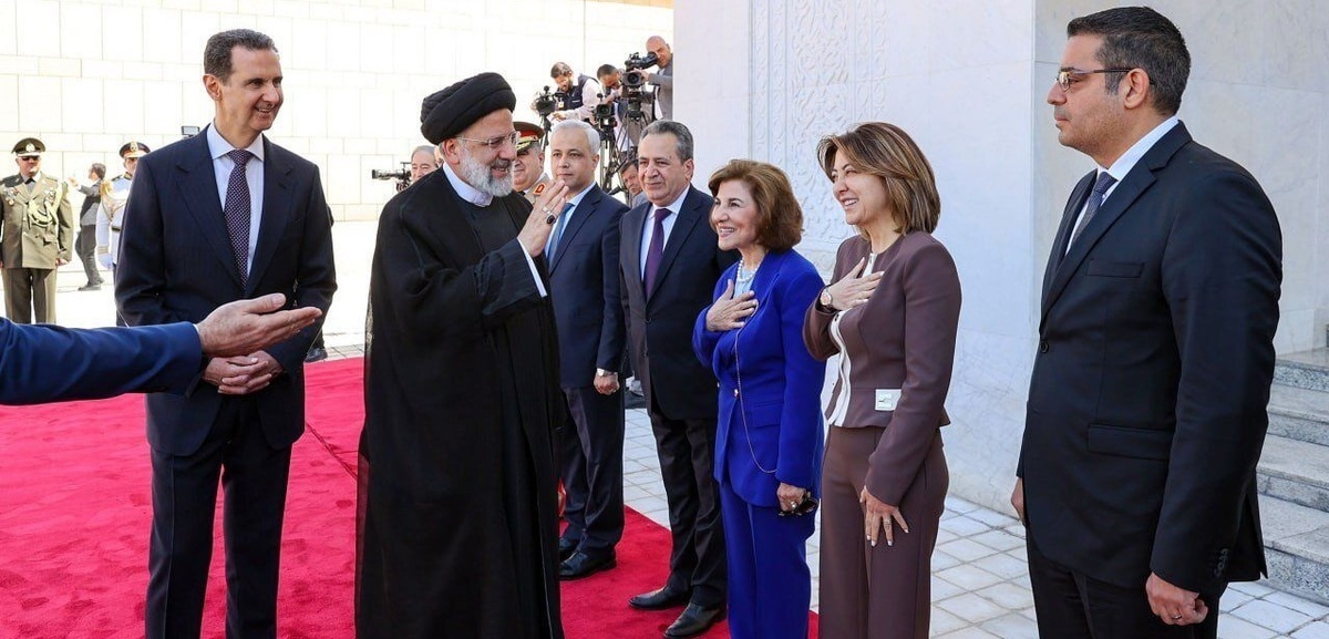 واکنش کیهان به انتقادات از خوش و بش کردن رئیسی با زنان بی حجاب: منتقدان نمی فهمند که رئیسی به زنان احترام گذاشت؟!
