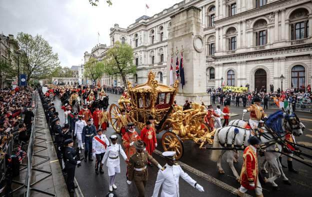 تاجگذاری چارلز سوم پادشاه انگلیس (+عکس) / بازداشت 10 معترض