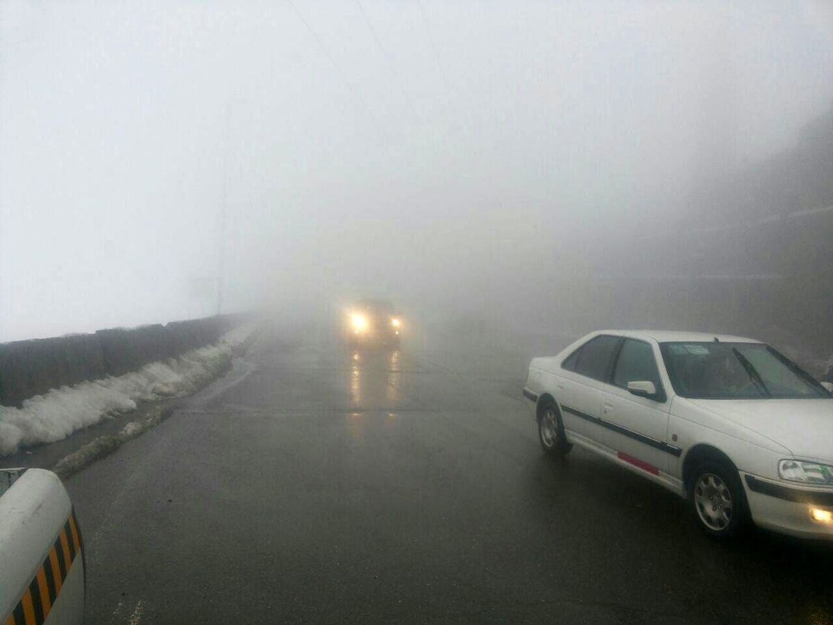 جاده‌های مازندران مه آلود و لغزنده است/ مسافران با احتیاط برانند
