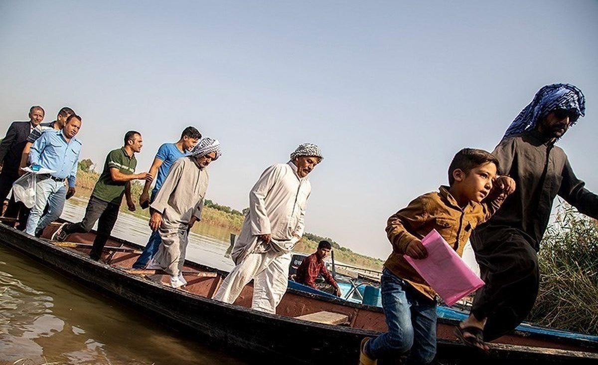 تردد اهالی ۴۳ روستا در خوزستان با قایق؛ تنها راه ارتباطی دهستان عنافچه پل ندارد (عکس)