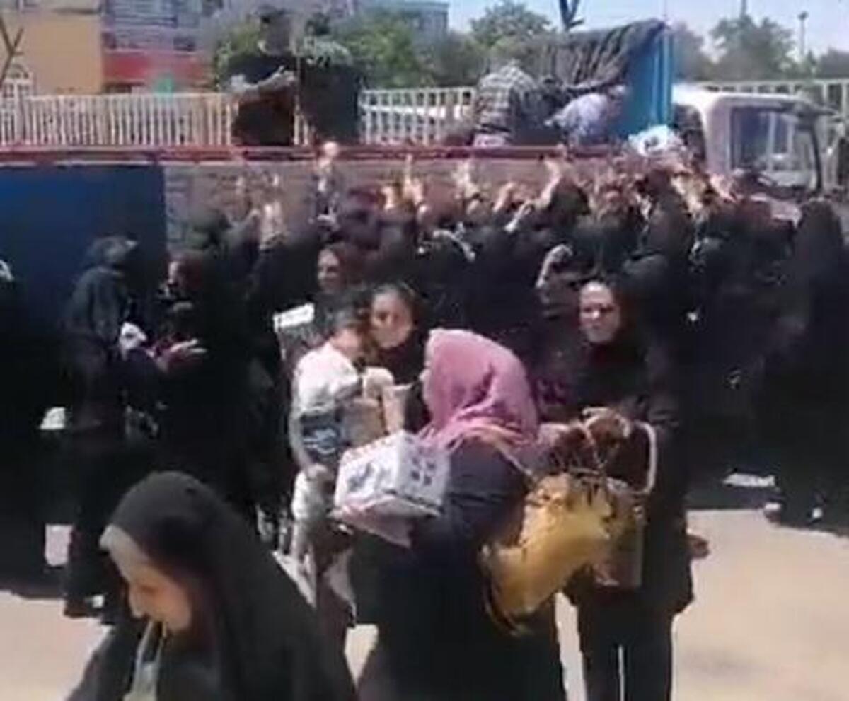 توزیع توهین آمیز هدایا میان معلمان در اندیمشک خوزستان (فیلم)