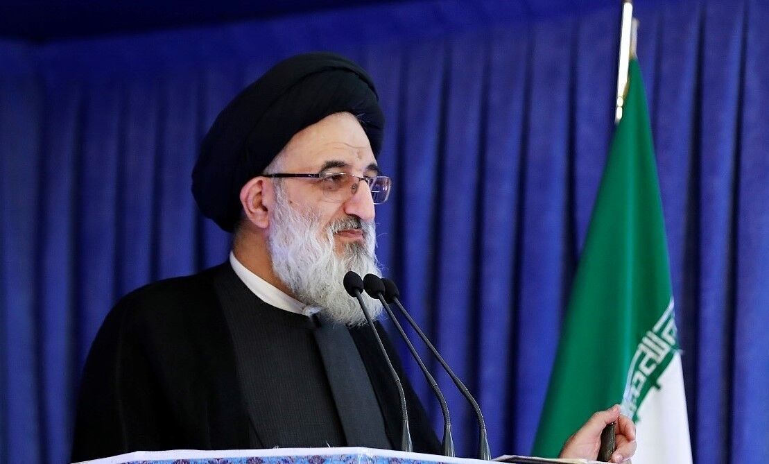 امام جمعه کرج: گرگ صفتان در فضای مجازی و حقیقی جوانان را مورد هجوم قرار داده اند/ عده ای از اکنون برای انتخابات پیش رو آرایش گرفته اند؛ فکر و ذهن مردم را خراب می کنند