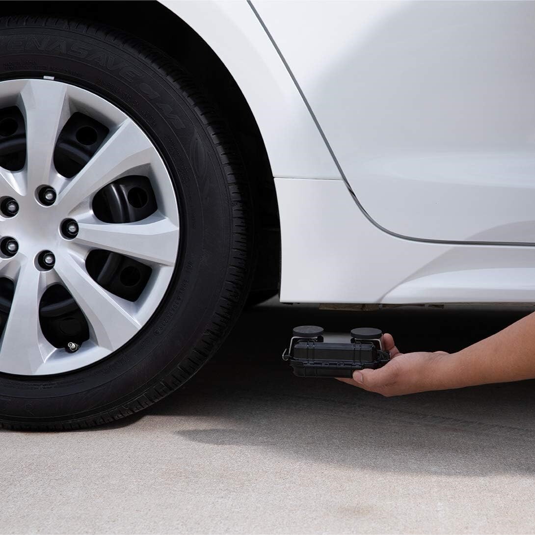 ردیابهای آهن ربایی را میتوان به آسانی به قسمتهای مختلف خودرو متصل کرد. ردیابهای آهن ربایی را میتوان به آسانی به قسمتهای مختلف خودرو متصل کرد.