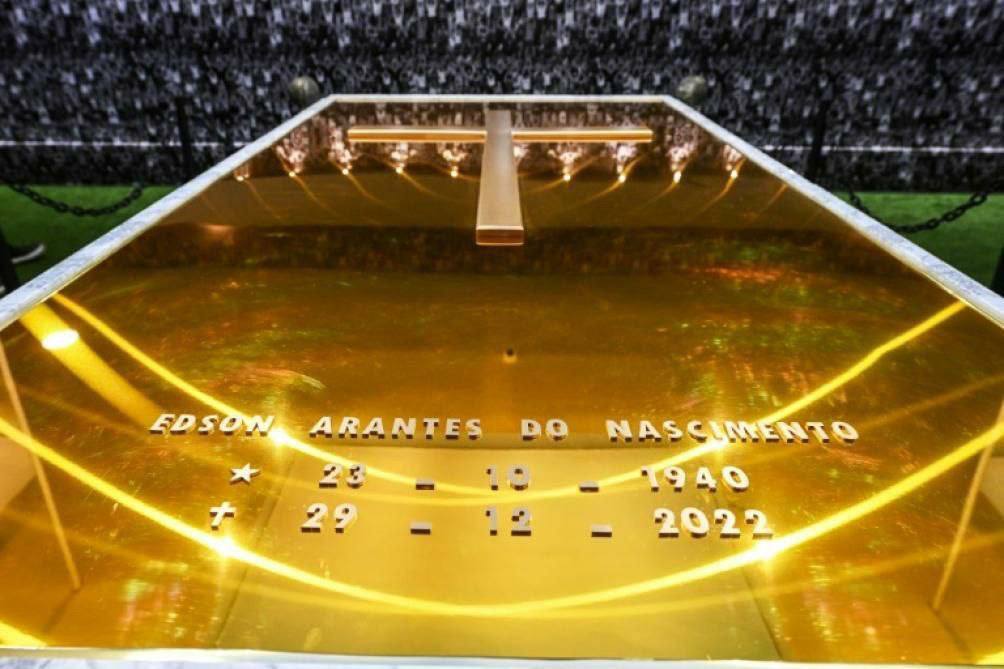 مقبره پله اسطوره فوتبال جهان و برزیل برای بازدید عموم باز شد (عکس)