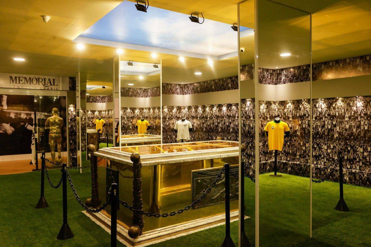 مقبره پله اسطوره فوتبال جهان و برزیل برای بازدید عموم باز شد (عکس)