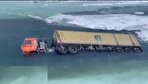 سقوط ۷ کامیون در یخ در خاور دور روسیه (فیلم)