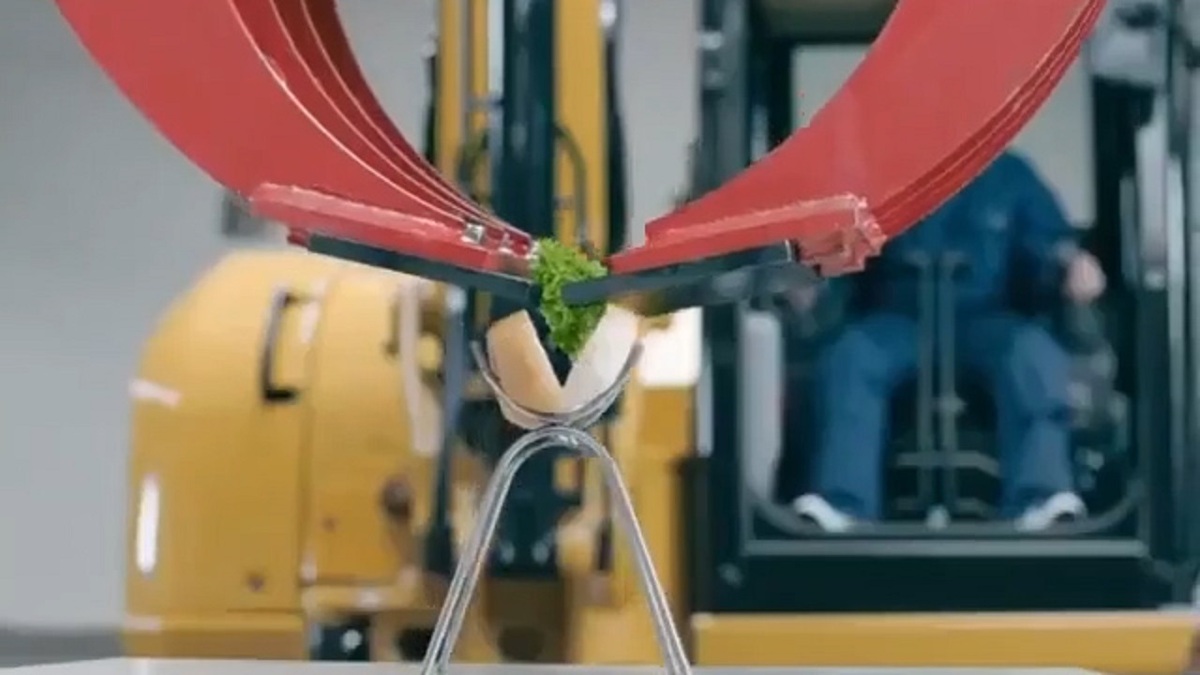 ساندویچ درست کردن با بیل مکانیکی! (فیلم)