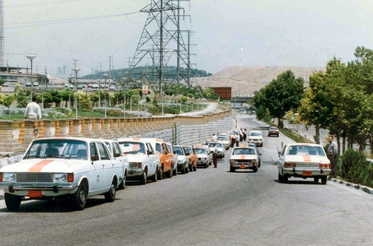 تاکسی‌ های پیکان در دهه ۷۰ (عکس)