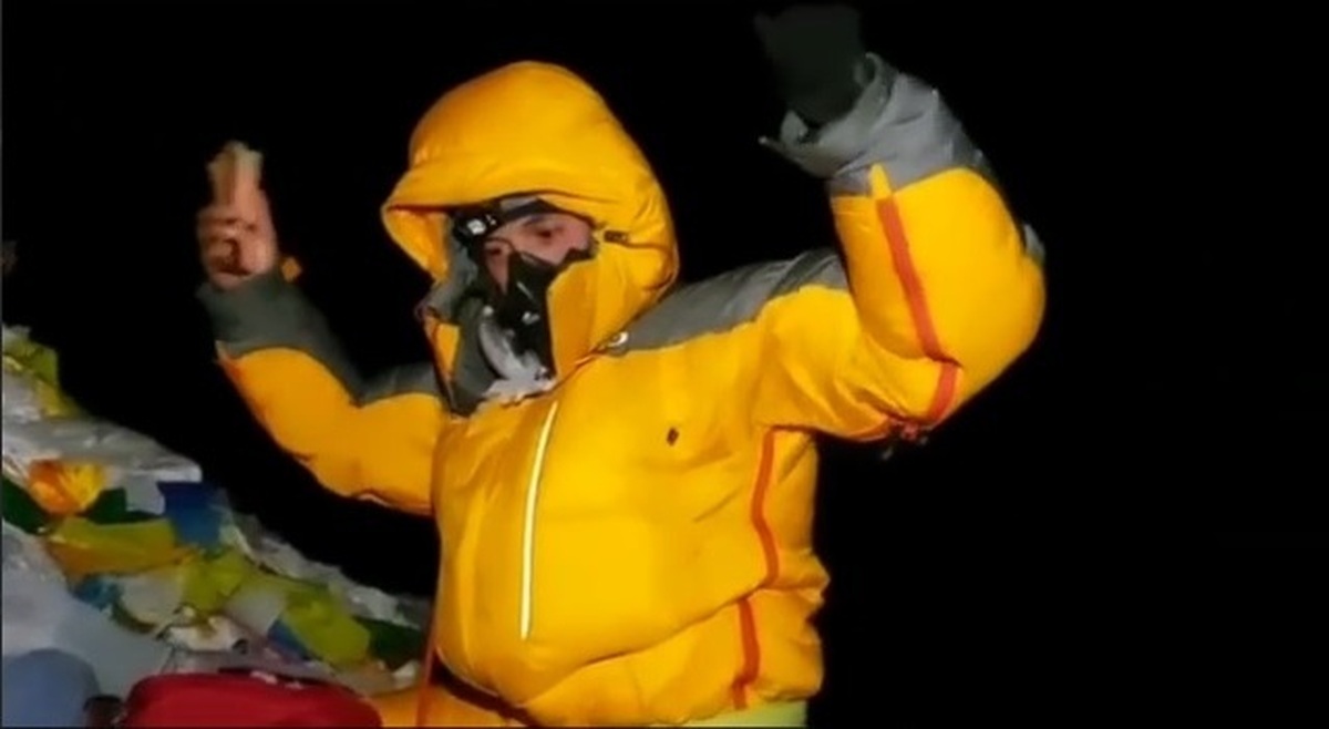 رکوردشکنی بر روی قله اورست همراه با سرود ایران (فیلم)