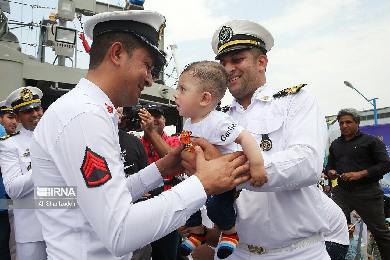 در آغوش گرفتن فرزند در لحظه بازگشت ناوگروه ۸۶ ارتش (عکس)