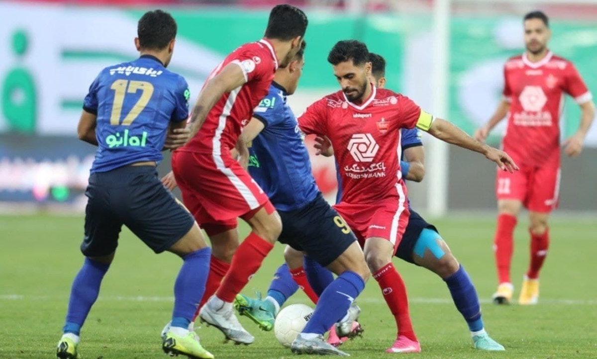 تماشاگرانی که داوطلبانه، زباله‌های دربی را جمع کردند (عکس)