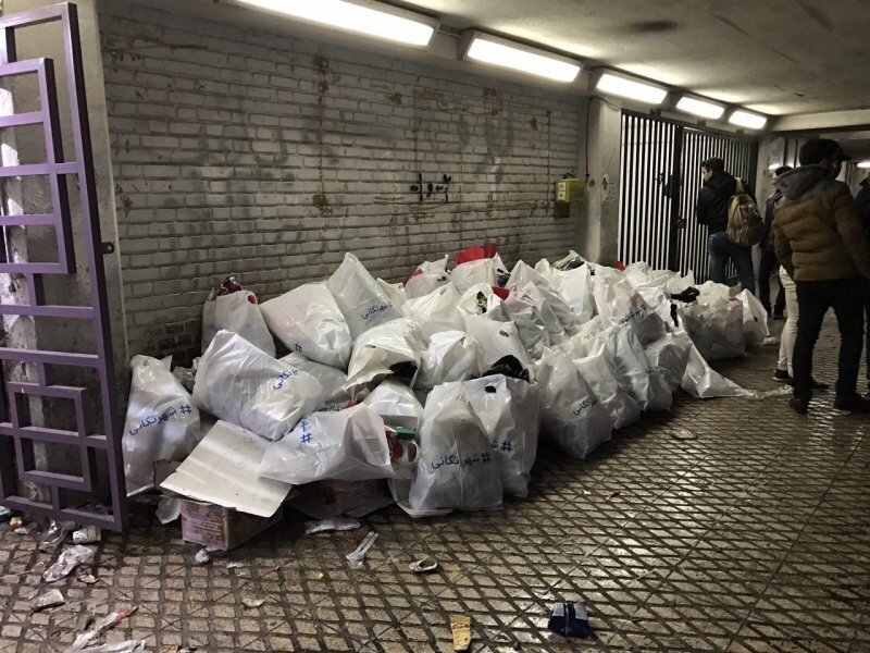 تماشاگرانی که داوطلبانه، زبالههای دربی را جمع کردند تماشاگرانی که داوطلبانه، زبالههای دربی را جمع کردند