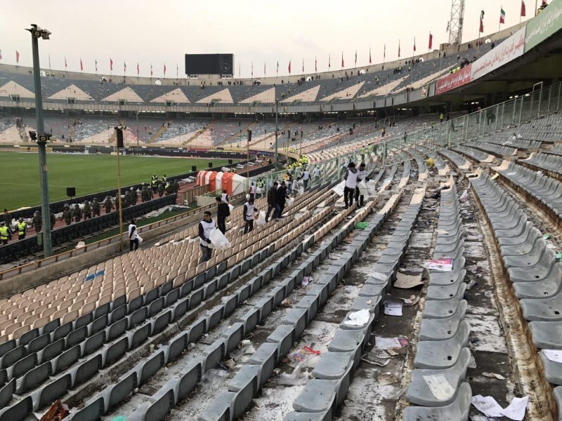 تماشاگرانی که داوطلبانه، زبالههای دربی را جمع کردند تماشاگرانی که داوطلبانه، زبالههای دربی را جمع کردند