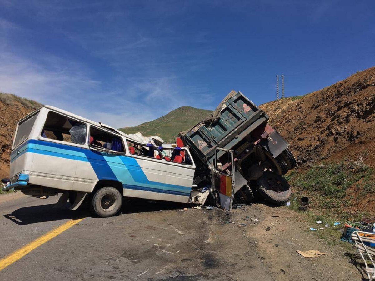 کردستان / ۵ کشته در تصادف مینی‌بوس و کامیون (+عکس)