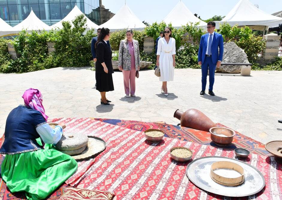 بازدید همسر رئیس جمهور اسرائیل از موزه مردم شناسی باکو (عکس)