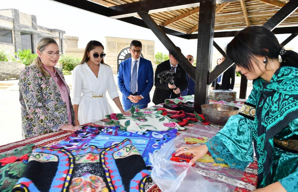بازدید همسر رئیس جمهور اسرائیل از موزه مردم شناسی باکو (عکس)