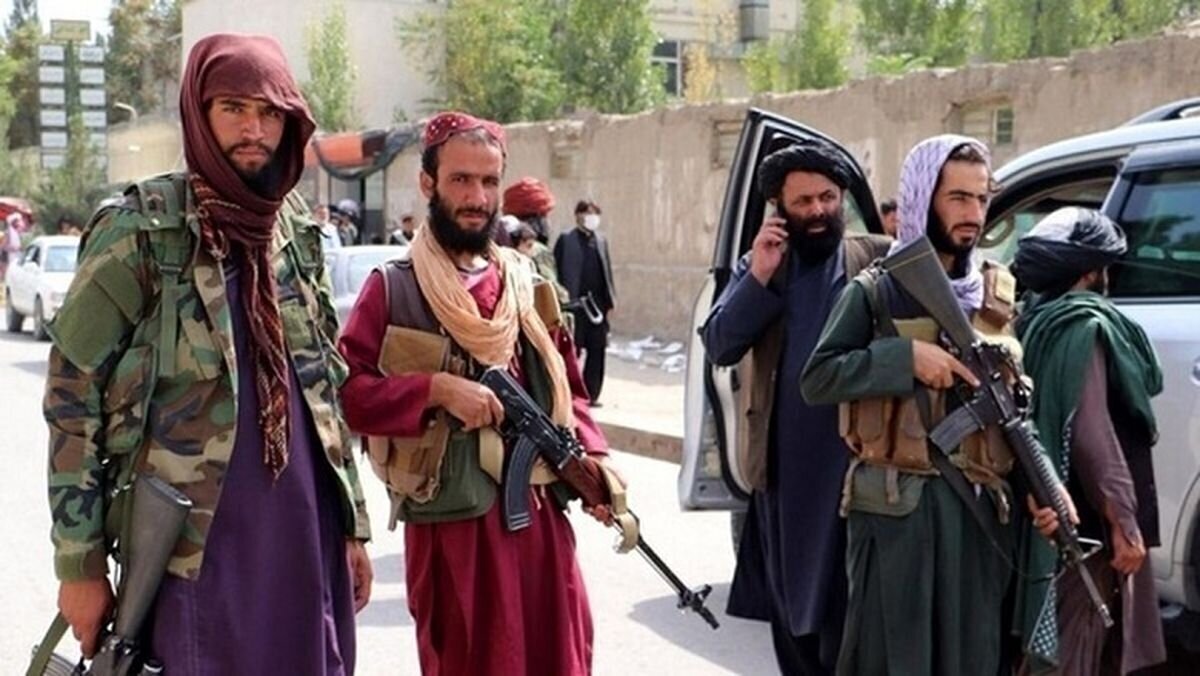 ببینید| تصاویر جدید طالبان در حال اعزام تجهیزات و خودروهای نظامی آمریکایی به مرز ایران