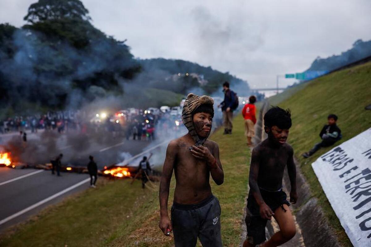 دیدنی های امروز؛ از اعتراضات بومیان برزیل تا طوطی های شهر کاراکاس