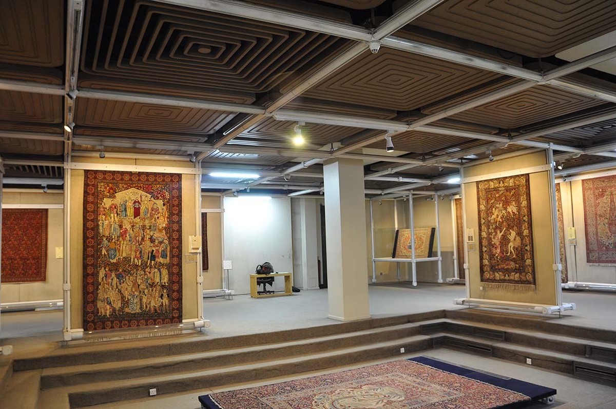 توضیح موزه فرش درباره فرش‌های ناپدیدشده سعدآباد ؛ 2 تخته قالی نزد ماست