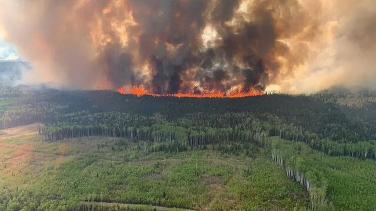 جنگل‌های کانادا در حال سوختن ؛ اعزام کمک از چندین کشور برای مهار آتش در کانادا (+عکس)