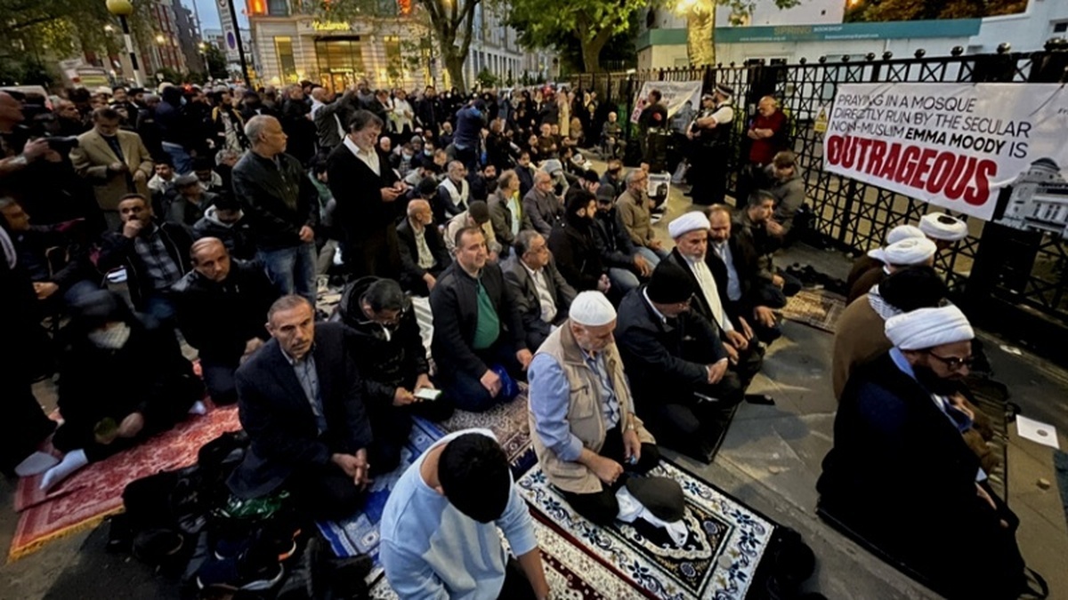 نماز جماعت مقابل ساختمان مرکز اسلامی انگلیس در پی بستن آن (فیلم)