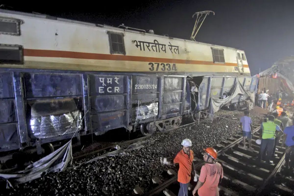 ۲۸۸ کشته در برخورد ۲ قطار در هند  (+فیلم)