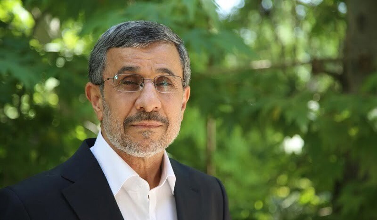 احمدی‌نژاد در حرم امام حین سخنرانی مقام معظم رهبری (عکس)