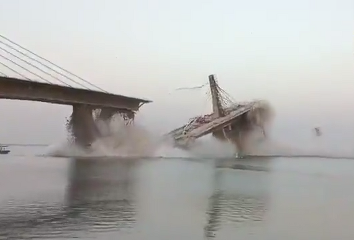 ببینید| لحظه سقوط پل در حال ساخت در هند