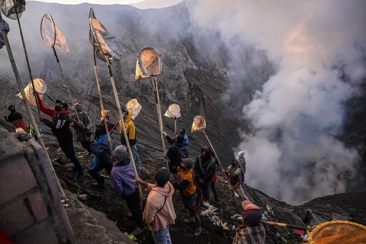 قربانی کردن عجیب در اندونزی برای آتش‌فشان/ برخی پایین‌تر با تور نذورات پرتابی را می‌گیرند (فیلم)
