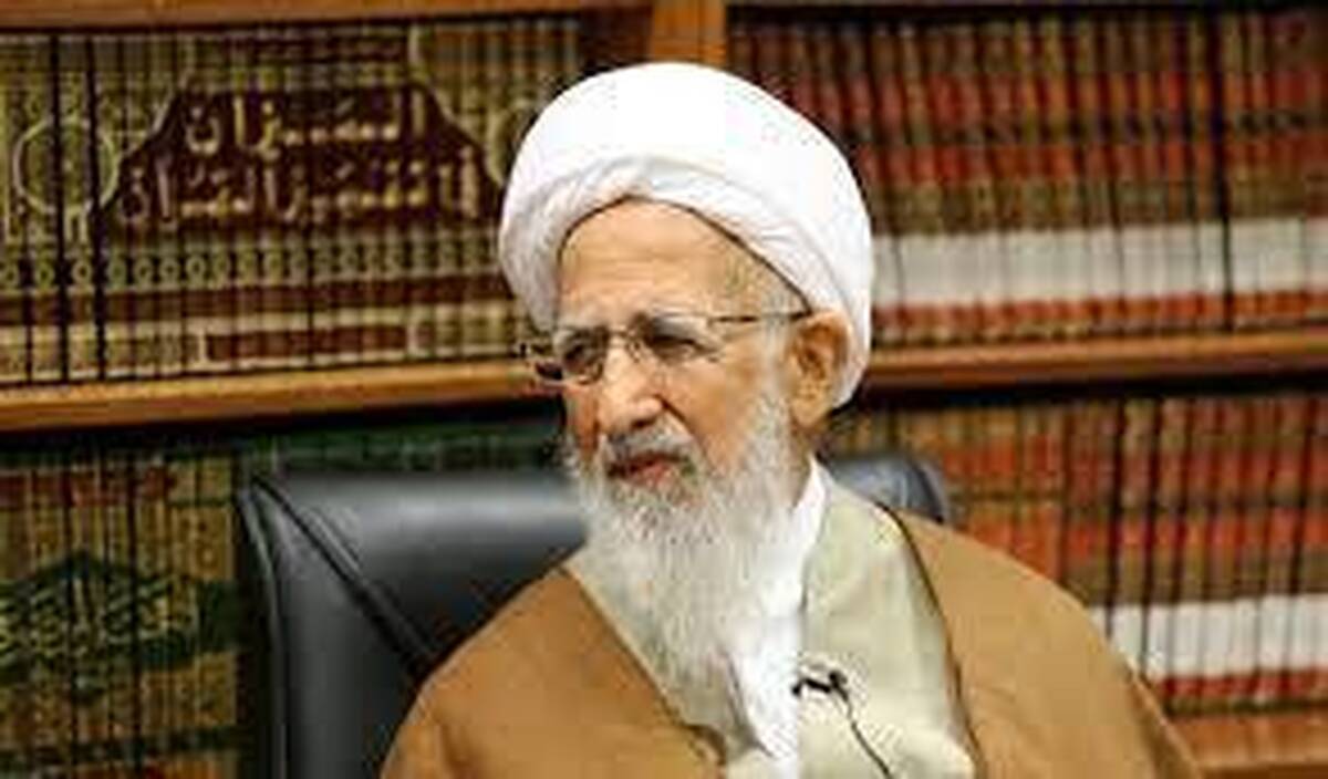 آیت‌الله جوادی آملی: علم دینی این نیست که در اول کتاب‌ها عکس امام و رهبری و آرم جمهوری اسلامی را بگذاریم