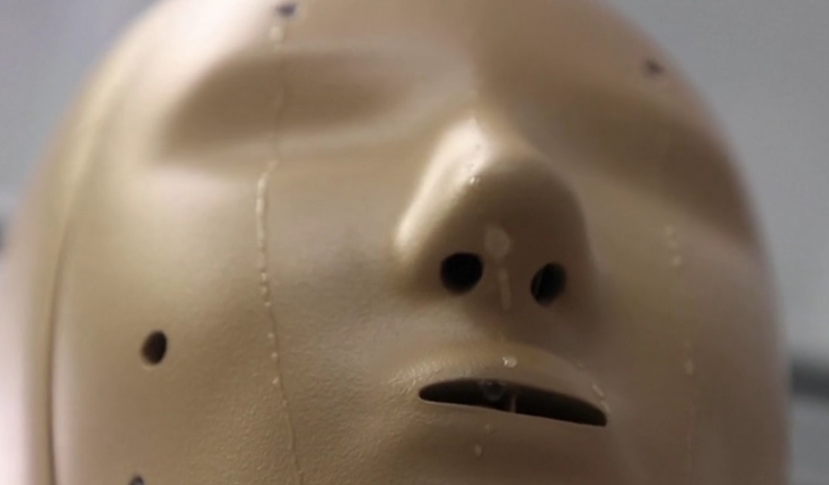 رباتی که مانند انسان عرق می‌کند و نفس می‌کشد (فیلم)