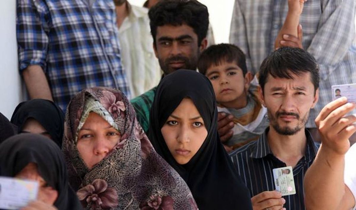 مهاجران افغانستانی در حال خروج از ایران (عکس)