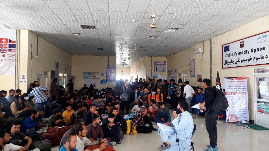 مهاجران افغانستانی در حال خروج از ایران (عکس) مهاجران افغانستانی در حال خروج از ایران (عکس)