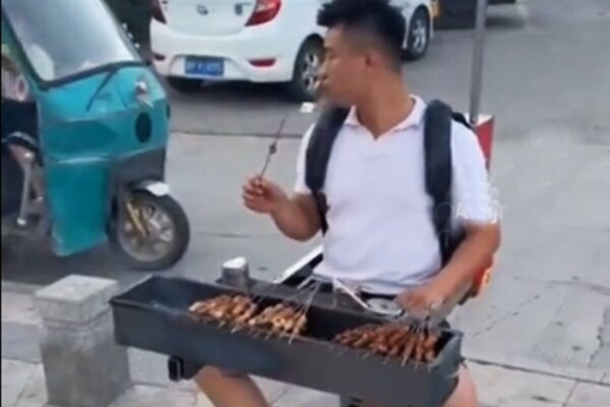 متفاوت‌ترین جگرکی و کبابی دنیا/ ابتکار عجیب جوان چینی در خیابان‌ها (فیلم)