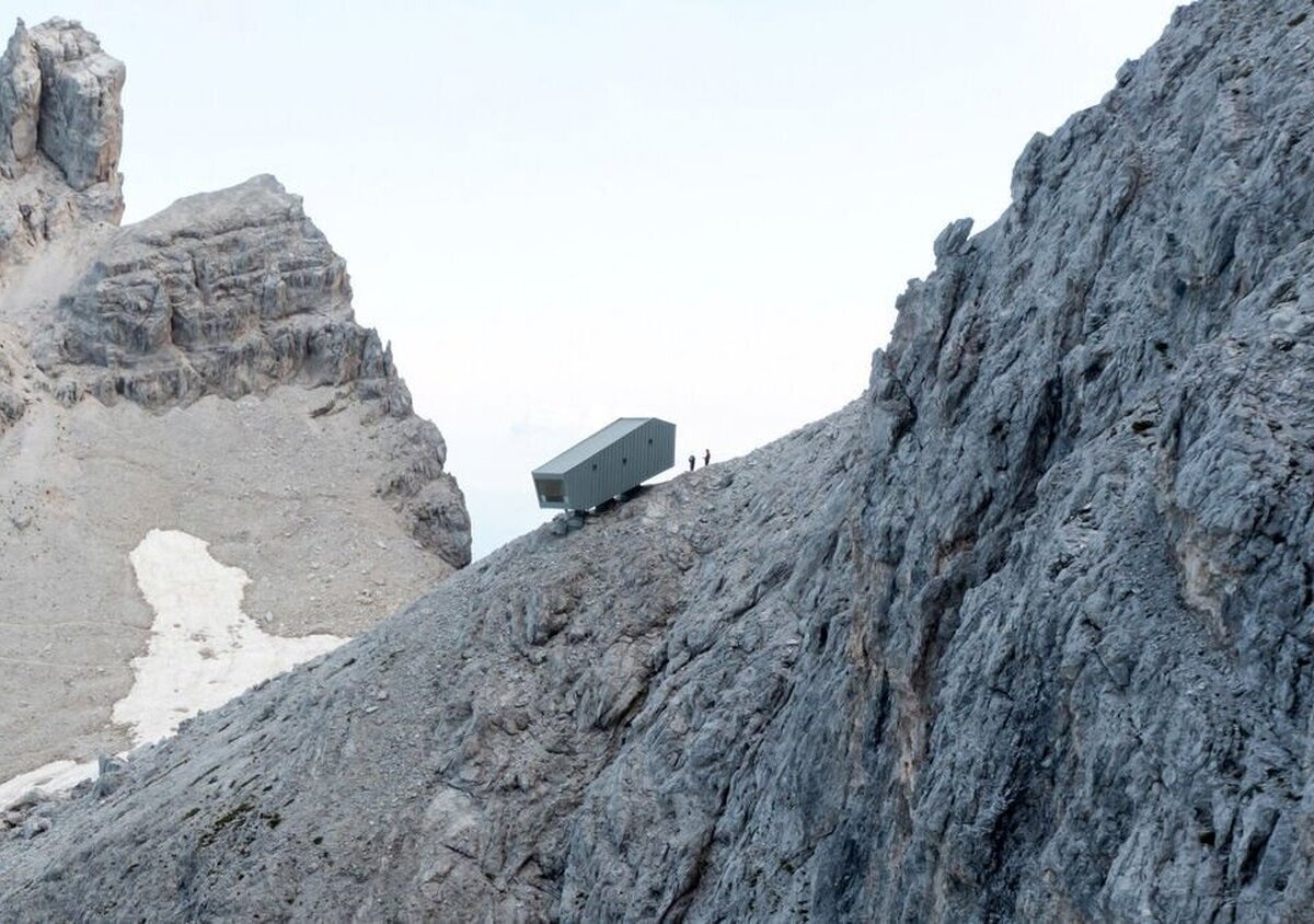 نفس گیرترین و دلهره‌آورترین کلبۀ کوهستانی جهان در ایتالیا (+عکس)