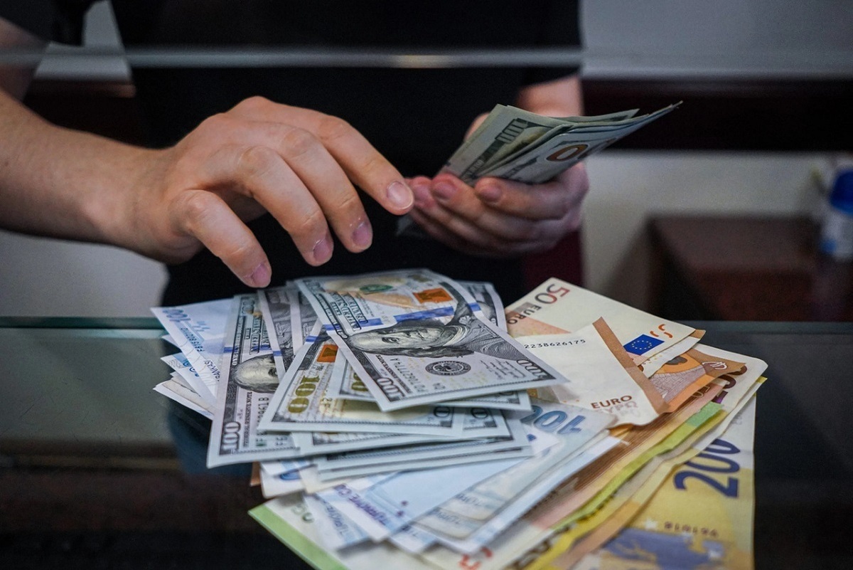 عضو اتاق بازرگانی ایران : گشایش‌ ارزی جدید در راه است/ قیمت دلار پایین می‌آید