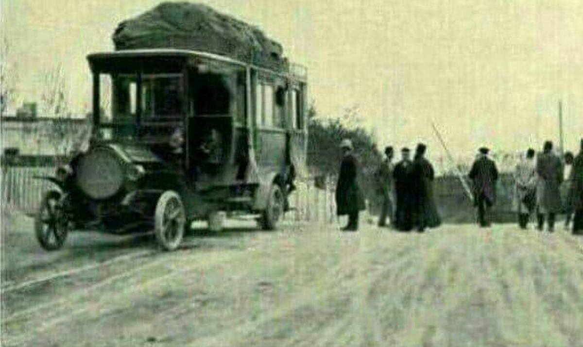 اولین اتوبوس که وارد ایران شد (عکس)