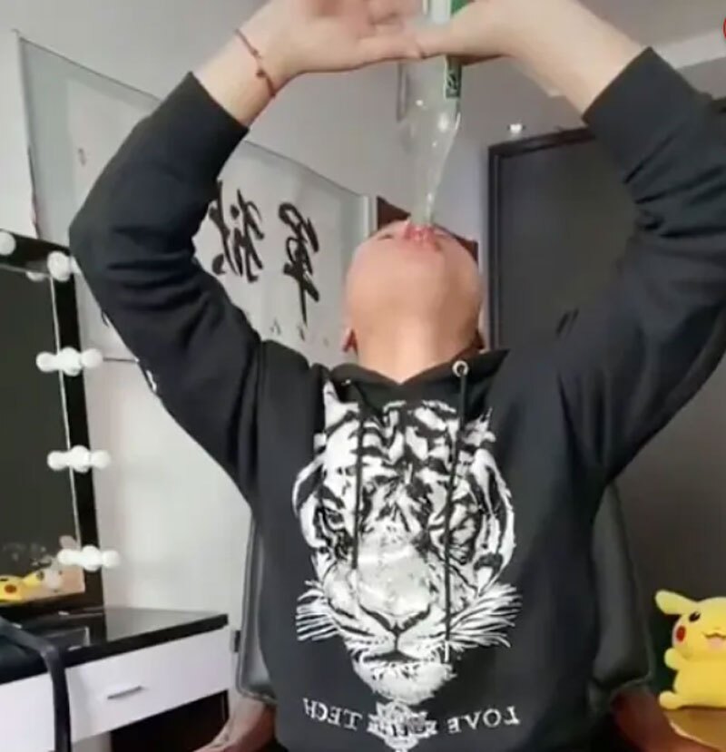 اینفلوئنسر چینی 7 بطری مشروب در پخش زنده تیک تاک نوشید و مُرد (+عکس)