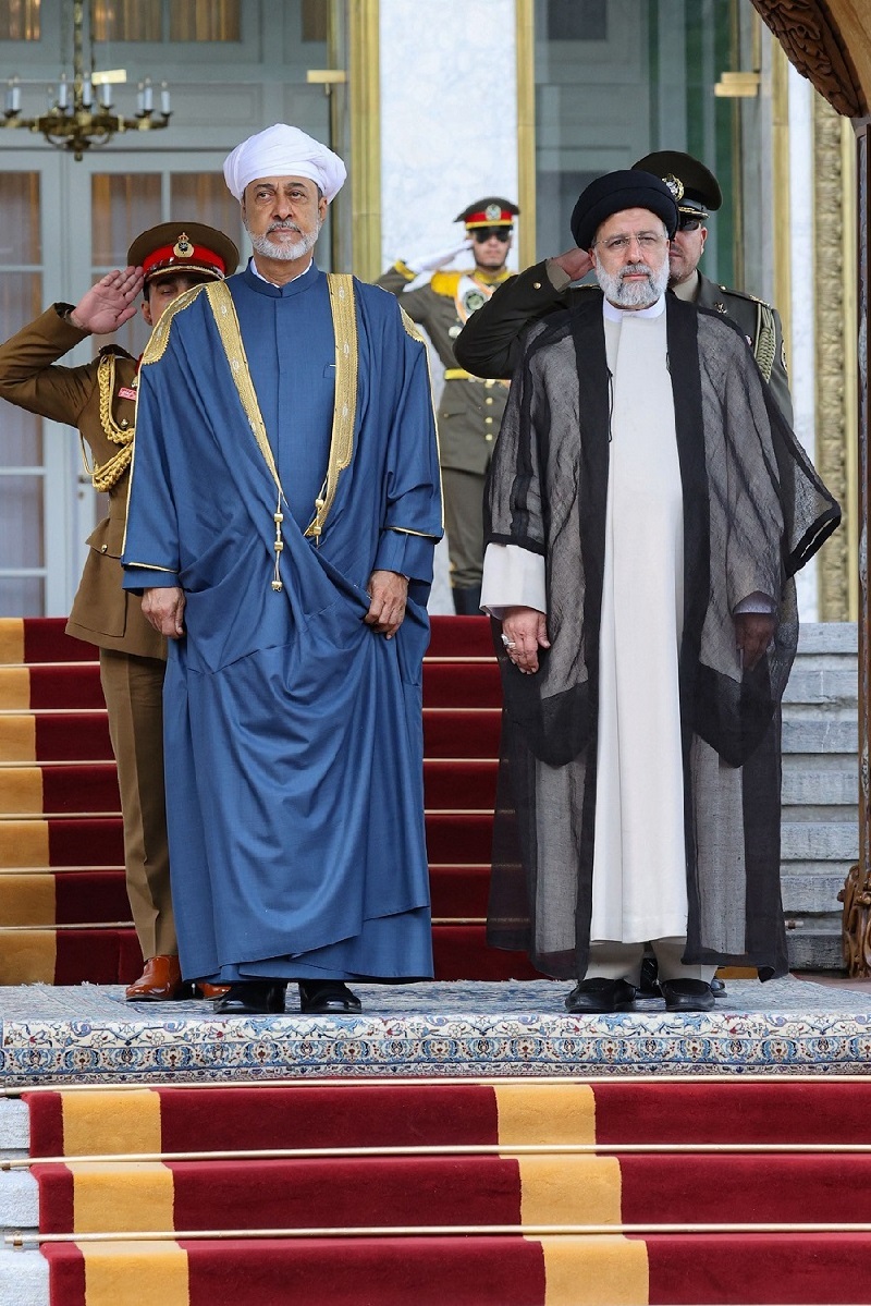 لباس سلطان عمان در ضیافت شام رئیسی