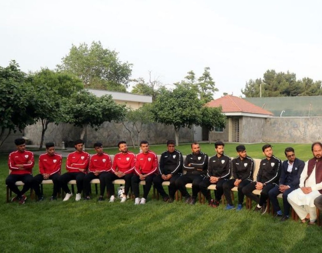 دیدار تیم ملی فوتبال افغانستان با نخست وزیر طالبان (+عکس)‌/ اردوی تیم در عربستان سعودی