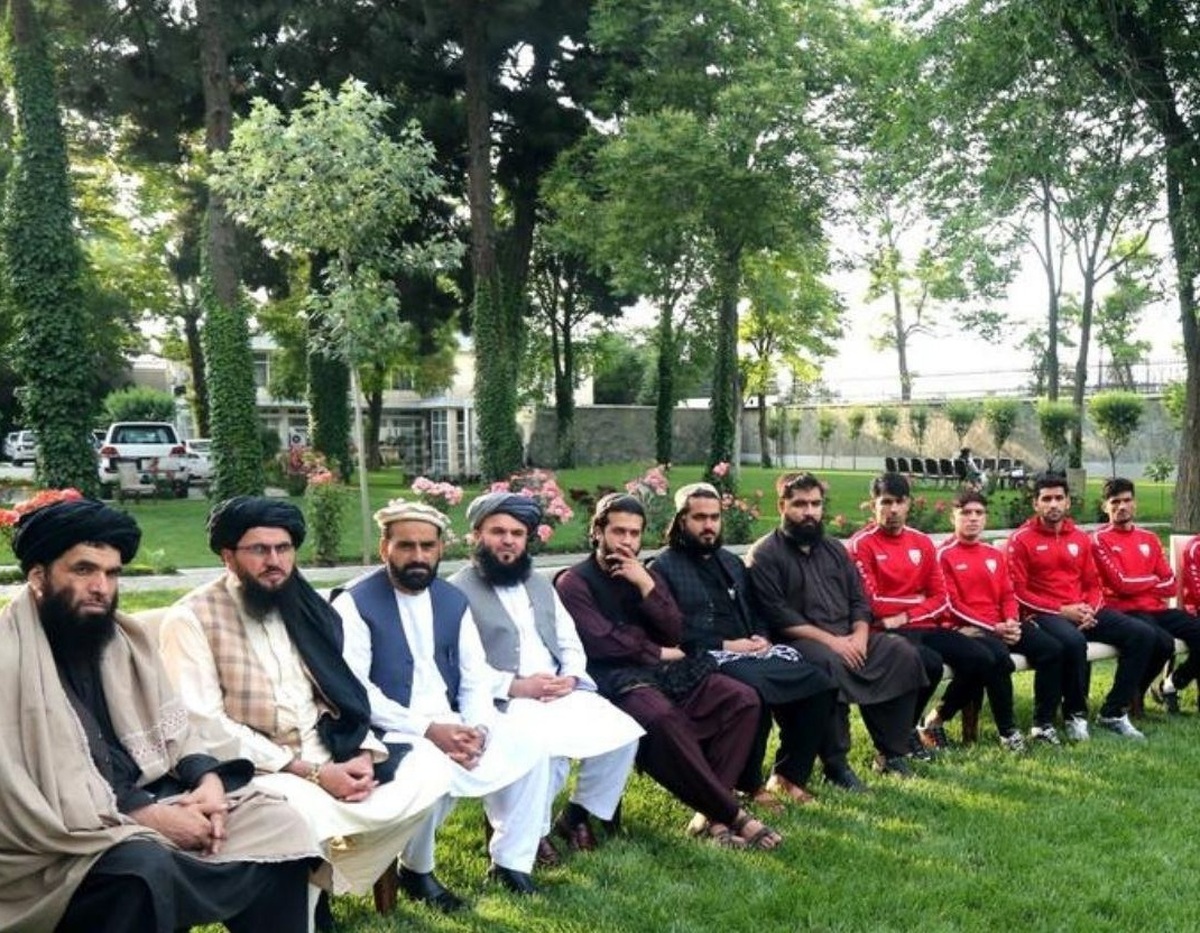 دیدار تیم ملی فوتبال افغانستان با نخست وزیر طالبان (+عکس)‌